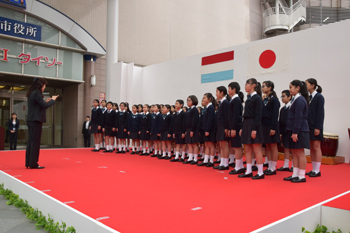 土浦第二小学校の生徒による合唱の写真