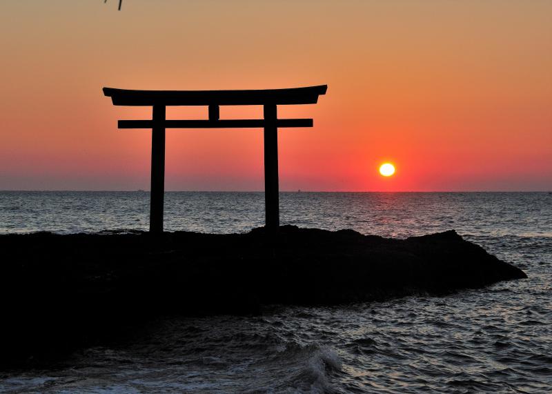 神磯の鳥の初日の出の写真