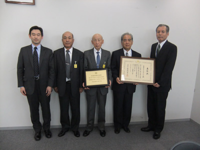 生活安全部長と写真撮影をする立野氏