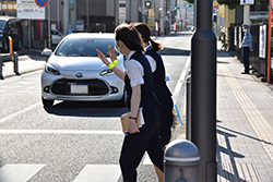 手を上げて合図常陽銀行