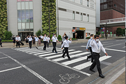 手をあげて合図筑波