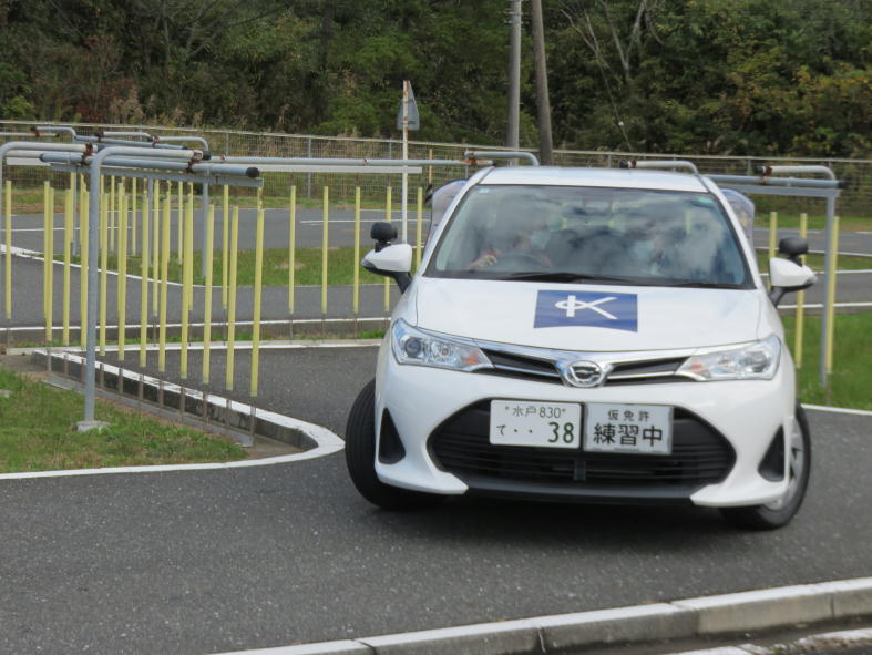 教習所でカーブを曲がる車の写真