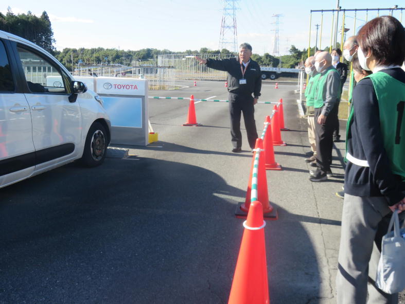 安全運転サポート車が障害物の前で停まる写真