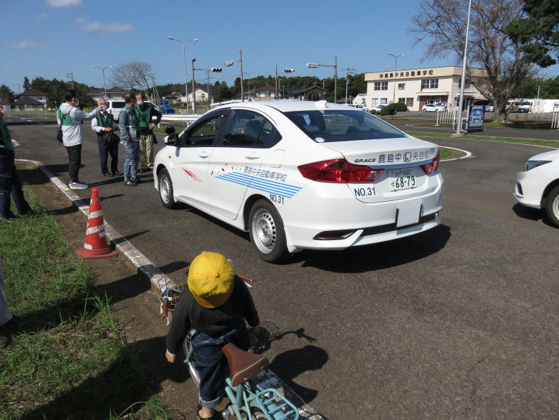 車の死角を体験する受講者の写真