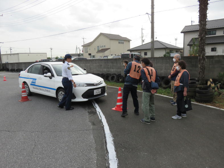 車の死角を見る写真