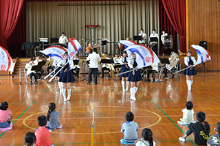 写真。カラーガード隊のフラッグ操作