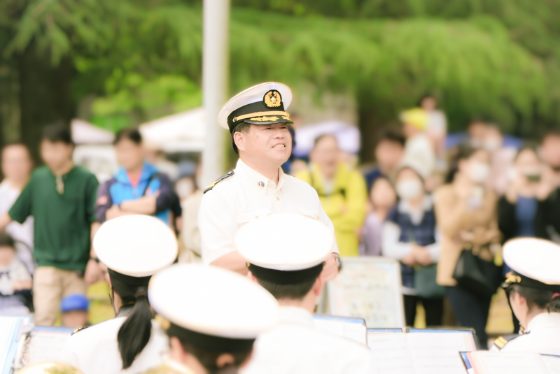 歴史館で指揮をする警察官の写真