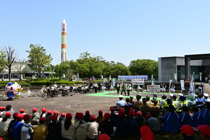 つくばで春の交通安全運動イベントを行う様子の写真