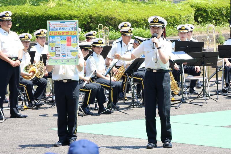 春の交通安全運動コンサートで防犯アプリいばらきポリスの説明をする写真