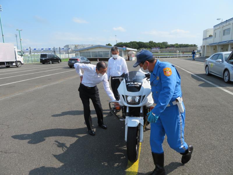 交通部交通機動隊の訓練を視察