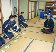 先生から手ほどきを受けます