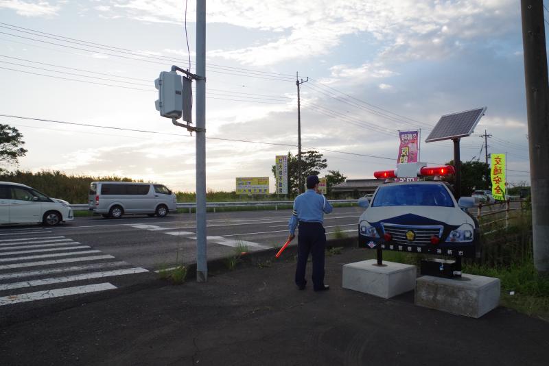 パトカー型看板の設置02