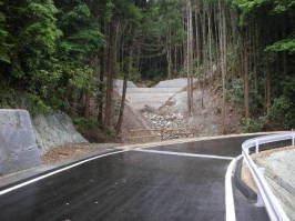 写真、治山ダム工により、土石流の発生を防止した渓流