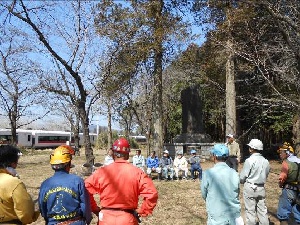 写真、森林越しに常磐線を見る様子