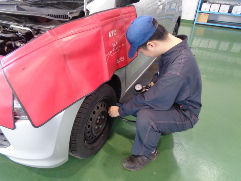 タイヤの空気圧をチェック