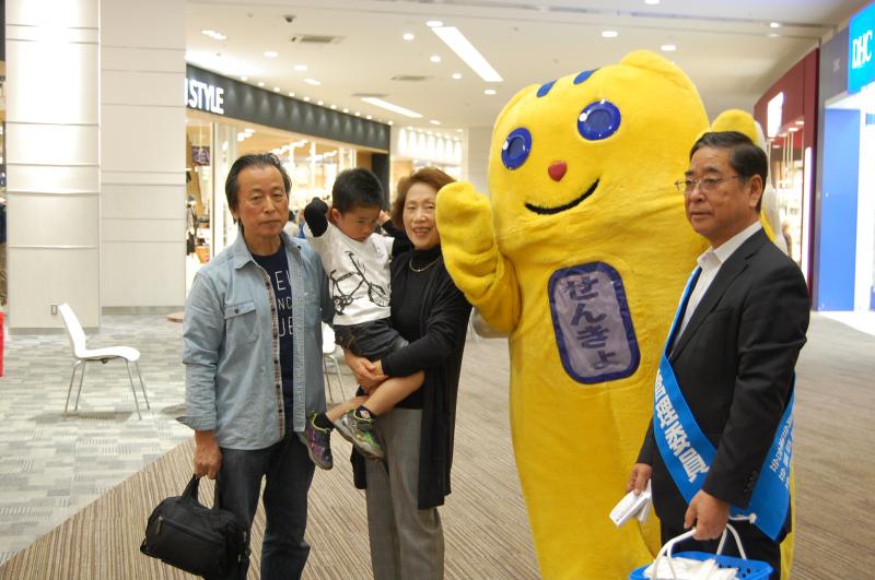 イベントの様子、選挙マスコットとこどもの写真